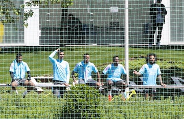 Los brasileños del Real Madrid, Rodrygo, Casemiro, Militao, Vinicius y Marcelo, aprovecharon la mañana de ayer para ver el partido de la Primera Iberdrola entre el Real Madrid y el Sporting de Huelva, que tuvo lugar en la Ciudad Real Madrid. Las pupilas de David Aznar son terceras tras empatar (1-1) y suman su quinta jornada consecutiva sin perder.