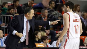 Andreu Casadevall da indicaciones a Sergi García durante el partido entre el Monakit Fuenlabrada y el Tecnyconta Zaragoza.