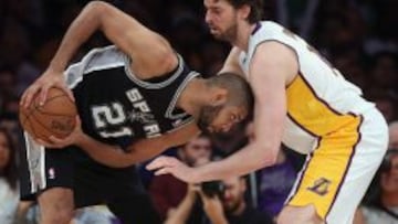 Tim Duncan encara a Pau Gasol.