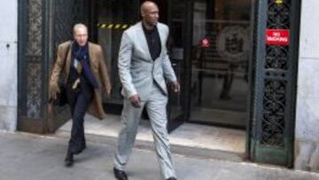 Lamar Odom, saliendo de unos juzgados.