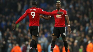 Lukaku y Pogba se saludan durante el derbi de Manchester