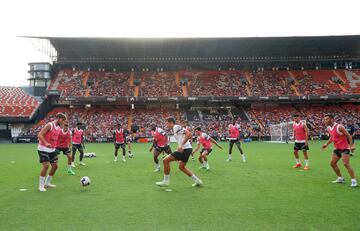 La afición pudo seguir en Mestalla la sesión de entrenamiento.