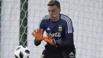 El portero de River Plate apunta a titular en el decisivo ante Nigeria. Es el hombre más pedido por la afición pero un error lo puede condenar para siempre.