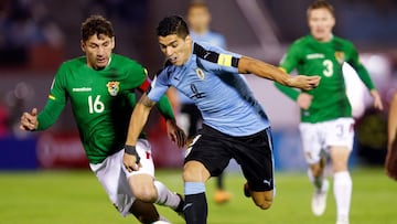 Soccer Football - 2018 World Cup Qualifiers - Uruguay v Bolivia - Centenario stadium, Montevideo, Uruguay - October 10, 2017. Uruguay&#039;s Luis Suarez and Bolivia&#039;s Ronald Raldes. REUTERS/Andres Stapff