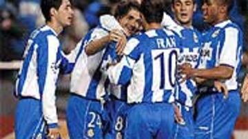 <b>AQUÍ EMPEZÓ TODO</B>. Un disparo de Héctor colocó al Depor en el camino del triunfo. El equipo lo celebró así.