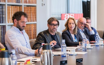 Vicente Jiménez, director de AS, en el centro flanqueado por Jorge Garbajosa (izda.) y Vicente del Bosque y Theresa Zabell (dcha.)