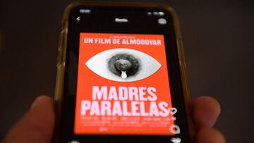 Ilustraci&oacute;n del cartel de &#039;Madres Paralelas&#039; en un Smartphone.