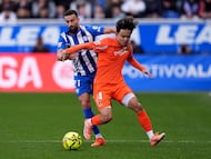 VITORIA-GASTEIZ, SPAIN - DECEMBER 06: Takefusa Kubo of Real Sociedad is challenged by Abde Rebbach of Deportivo Alaves during the LaLiga EA Sports match between Deportivo Alaves and Real Sociedad at Estadio de Mendizorroza on December 06, 2025 in Vitoria-Gasteiz, Spain. (Photo by Juan Manuel Serrano Arce/Getty Images)