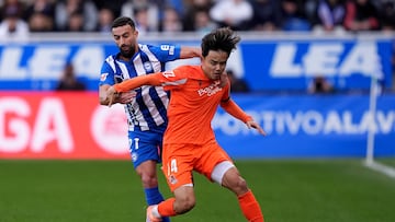 VITORIA-GASTEIZ, SPAIN - DECEMBER 06: Takefusa Kubo of Real Sociedad is challenged by Abde Rebbach of Deportivo Alaves during the LaLiga EA Sports match between Deportivo Alaves and Real Sociedad at Estadio de Mendizorroza on December 06, 2025 in Vitoria-Gasteiz, Spain. (Photo by Juan Manuel Serrano Arce/Getty Images)