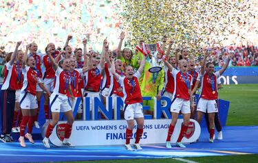 Las jugadoras del Arsenal celebran el triunfo y su segunda Champions League de su historia.