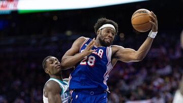 Nov 10, 2024; Philadelphia, Pennsylvania, USA; Philadelphia 76ers forward Guerschon Yabusele (28) catches the ball in front of Charlotte Hornets forward Moussa Diabate (14) in overtime at Wells Fargo Center. Mandatory Credit: Bill Streicher-Imagn Images