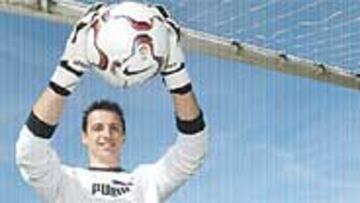 <B>EN FORMA. </B>La seguridad de Roberto es una de las claves del liderato del Sporting en Segunda.