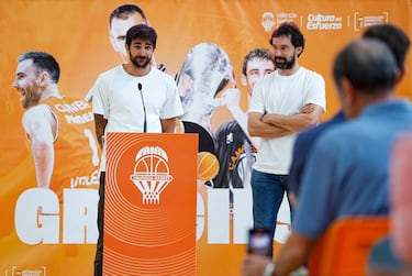 Ricky Rubio tomando la palabra en la despedida de Víctor Claver.