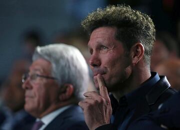 Diego Pablo Simeone, emocionado durante el acto.  