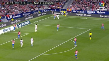 La acción que engrandece el fútbol entre Lucas y Carrasco: 'chapeau' por los dos