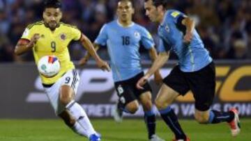 El delantero colombiano disputa un balón con Diego Godín en el juego ante Uruguay.