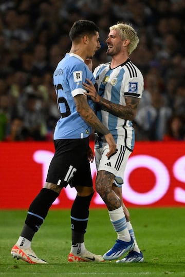 El mediocampista argentino Enzo Fernández (I) y el mediocampista argentino Rodrigo De Paul (D) discuten durante el partido de fútbol de clasificación sudamericano para la Copa Mundial de la FIFA 2026.