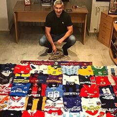 Beto Acosta sorprendió con su vasta colección de camisetas