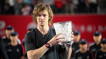 El ruso Andrey Rublev con el trofeo en Hong Kong.