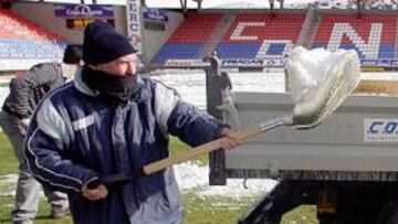 <b>NIEVE. </b>Los operarios del club han tenido que trabajar duro para dejar el campo practicable.