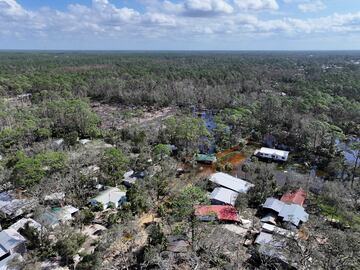 Una vista aérea de un área inundada y dañada, luego del paso del huracán Helene en Steinhatchee, Florida.