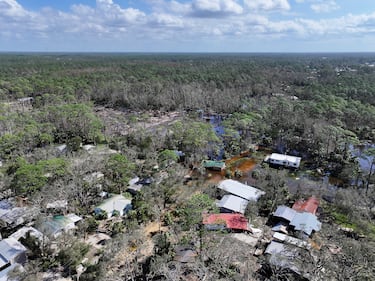 Una vista aérea de un área inundada y dañada, luego del paso del huracán Helene en Steinhatchee, Florida.