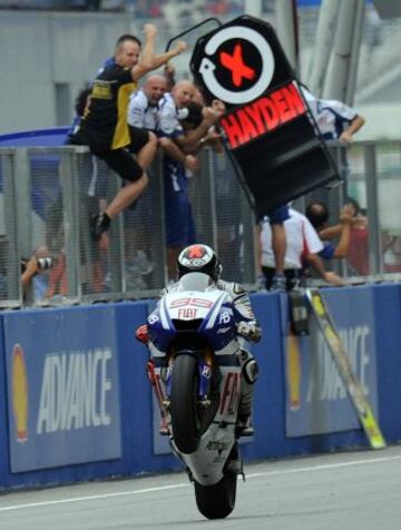 Hasta 2010, tres a?os despu谷s de su debut en la categor赤a reina, no consigui車 su tercer mundial. El 10 de octubre, en el Gran Premio de Malasia, Jorge Lorenzo se proclam車 campe車n del mundo de MotoGP terminando la carrera en tercera posici車n. Gan車 las siguientes pruebas y se coron車 con el r谷cord de puntos de la categor赤a, un total de 383 puntos. Valentino Rossi era quien ostentaba la marca con 373 puntos conseguida en la temporada 2008.