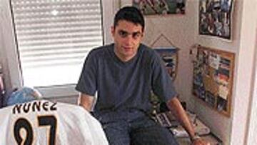 <B>CON LAUDRUP</B>. El danés es el único símbolo futbolístico que hay en su habitación.