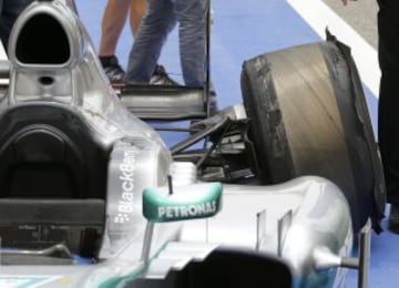 Neumático dañado de Lewis Hamilton.
