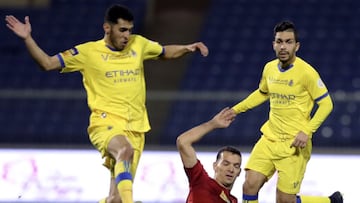 Abha (Saudi Arabia), 09/04/2021.- Damac&#039;s player Emilio Zelaya (C) in action against Al-Nassr&#039;s Sultan Al-Ghannam (L) and Petros (R) during the Saudi Professional League soccer match between Damac and Al-Nassr at Prince Sultan bin Abdul Aziz Sta