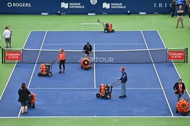 Un equipo de operarios seca la pista central para ponerla a punto para que se reanude la competición en el
ATP 1.000 de Canadá, que se disputó en categoría masculina en Montreal (la femenina es en Toronto). Las fuertes lluvias que cayeron durante el día ocasionaron que los trabajadores de las instalaciones tuvieran tarea extra.