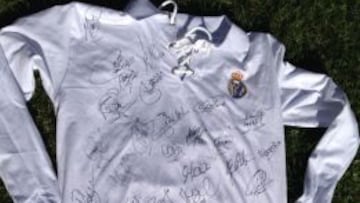 La camiseta de &eacute;poca, firmada por todos los jugadores de los Veteranos del Real Madrid C.F., sorteada durante el V Memorial Ram&oacute;n Grosso.