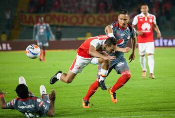 Con goles de Juan Roa, Jhon Pajoy y autogol de Eder Castañeda, Santa Fe venció al América en El Campín de Bogotá. Toma un respiro y escala en la tabla de la Liga.