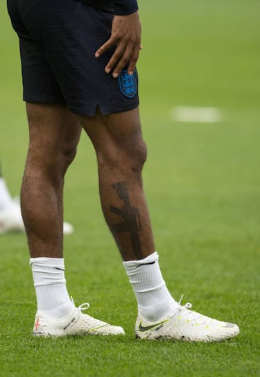 Sterling explica su polémico tatuaje de un fusil de asalto