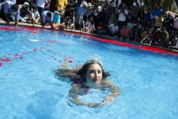 La modelo Nicole Moreno, más conocida como Luli Love, realiza el tradicional piscinazo como reina del Festival de la Canción de Viña del Mar en la piscina del hotel O'Higgins.