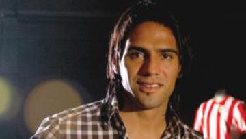 <b>CRACK. </b>Falcao posa feliz por haber llegado al Atlético.