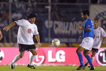 El histórico 10 de la albiceleste, es sin lugar a dudas la máxima figura que pisó el césped del Estadio Azul en el año de 2002, en la despedida de Carlos Hermosillo.