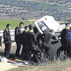 Los jugadores socorren a un accidentado, llegan tarde al partido y no les permiten calentar