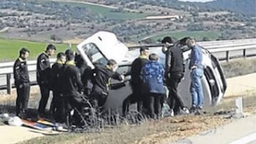 Los jugadores socorren a un accidentado, llegan tarde al partido y no les permiten calentar