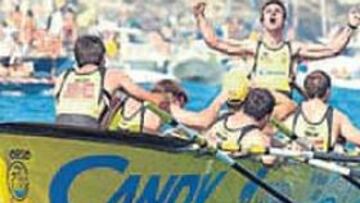 <b>ALEGRÍA. </b>La tripulación de Orio festeja el triunfo en La Concha.