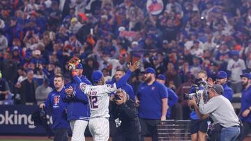 New York (United States), 09/10/2024.- Mets' Francisco Lindor (C) reacts after winning the Major League Baseball (MLB) American League Division Series playoff game four between the Philadelphia Phillies and the New York Mets in the Queens borough of New York, New York, USA, 09 October 2024. The Division Series is a best-of-five contest. (Nueva York, Filadelfia) EFE/EPA/SARAH YENESEL