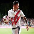 James Rodríguez, con el balón en la mano, momentos antes de lanzar un saque de esquina en el estadio de Vallecas.