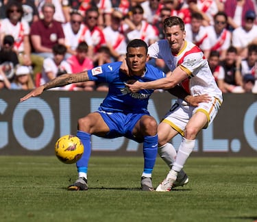 100 partidos en Primera con el Rayo celebrados con una buena actuación. Seguro atrás y participativo arriba. Es el jugador de campo que más minutos lleva con el equipo vallecano esta temporada.