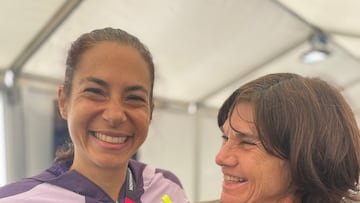 Marta Galimany, con Mònica Pont, a quien arrebató el récord, en la meta de Londres.