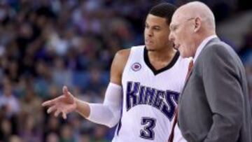 Ray McCallum habla con George Karl.