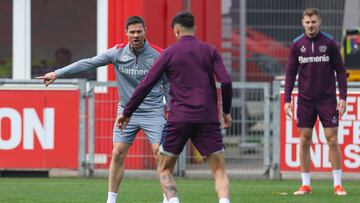 Leverkusen (Germany), 08/05/2024.- Leverkusen's head coach Xabi Alonso (L) attends a training session, in Leverkusen, Germany, 08 May 2024. Bayer Leverkusen will face AS Roma in their UEFA Europa League semifinal second leg soccer match on 09 May 2024. (Alemania) EFE/EPA/CHRISTOPHER NEUNDORF
