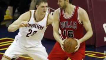 Pau Gasol postea ante Mozgov.