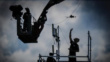 Nacho haciendo despegar su dron para la realización televisiva de MotoGP.
