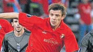 <b>SIN PUNTERÍA. </b>Milosevic remató algún balón peligroso como el que se observa, pero el serbio no estuvo acertado.