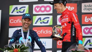 El ciclista espa&ntilde;ol Alejandro Valverde, junto a Dylan Teuns en el podio de la Flecha Valona 2022.
